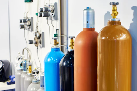 Butle z gazem oraz sprzęt służący do jego pomiarów.